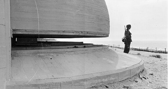 Atlantikwall am Ärmelkanal: Wachtposten neben Leitbunker&nbsp;(1942/1944)