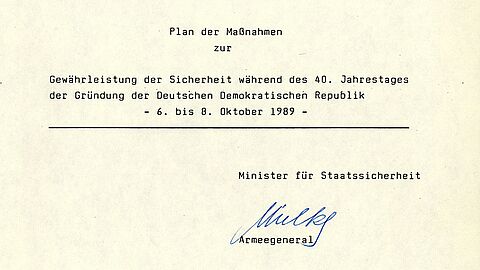 Bestätigt: [Unterschrift: E. Honecker]  Generalsekretär des ZK der SED und Vorsitzender des Nationalen Verteidigungsrates der DDR  am [handschriftliche Ergänzung: 27.9.] 1989  Plan der Maßnahmen zur Gewährleistung der Sicherheit während des 40. Jahrestages der Gründung der Deutschen Demokratischen Republik 6. bis 8. Oktober 1989  Minister für Staatssicherheit  [Unterschrift: Mielke]  Armeegeneral