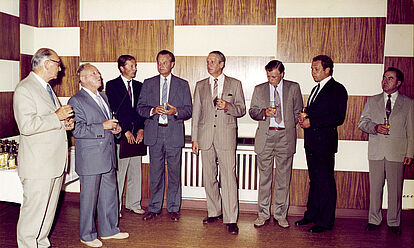 Heinz Felfe und Erich Mielke (1. und 2. von links) bei einer Feier anlässlich der Auszeichnung von Dokumentarfilmern im Informationszentrum des MfS am Weidendamm