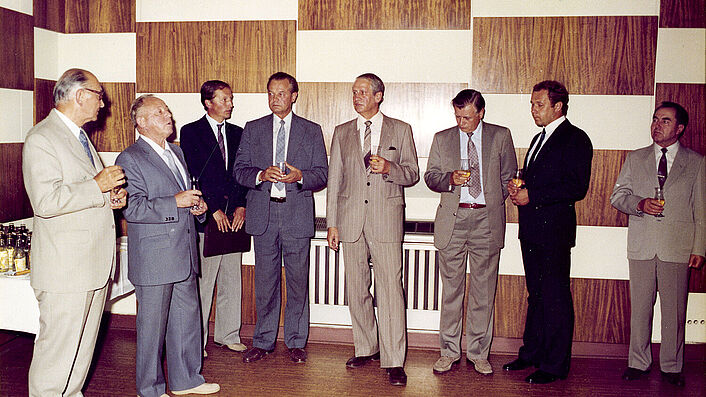 Heinz Felfe und Erich Mielke (1. und 2. von links) bei einer Feier anlässlich der Auszeichnung von Dokumentarfilmern im Informationszentrum des MfS am Weidendamm