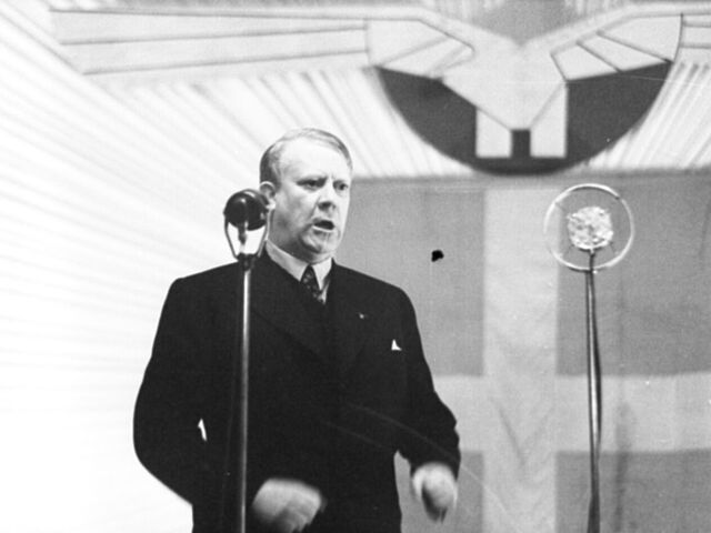Vidkun Quisling vor Mikrofon als Redner bei einer Kundgebung