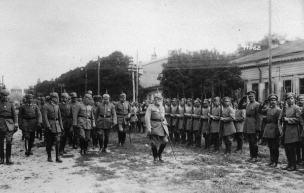 Generaloberst Günther von Kirchbach schreitet die Front einer ukrainischen Einheit ab, 1918