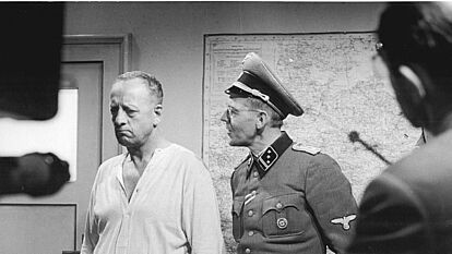 Dreharbeiten zum Film 'Nackt unter Wölfen'. Zu sehen sind Erwin Geschonneck und Herbert Köfer, 1962