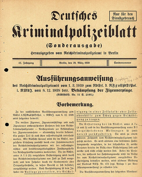 In Frakturschrift gedruckter, zweispaltiger Text mit mehreren Überschriften in verschiedenen Größen und einem handschriflichen Vermerk am rechten Rand