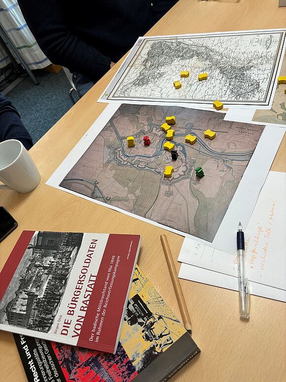 Karten und Spielsteine auf einem Tisch