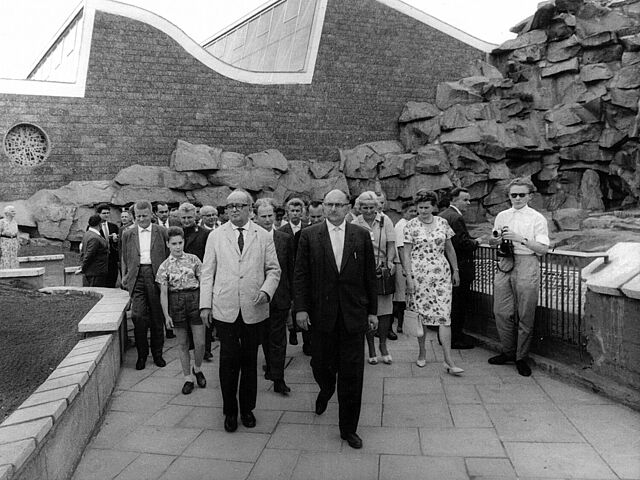 Der Oberbürgermeister von Groß-Berlin, Friedrich Ebert und der Direktor des Tierparks Berlin-Friedrichsfelde, Heinrich Dathe, machen einen Rundgang durch die Außenanlagen des Alfred-Brehm-Hauses.