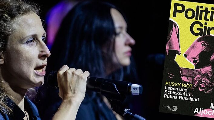 Maria Aljochina singt in ein Mikrofon. Daneben ist das Cover der Publikation „Political Girl“ zu sehen.
