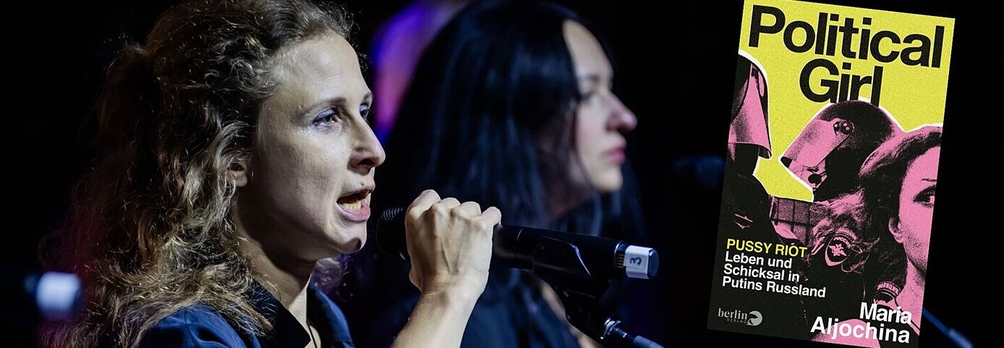 Maria Aljochina singt in ein Mikrofon. Daneben ist das Cover der Publikation „Political Girl“ zu sehen.