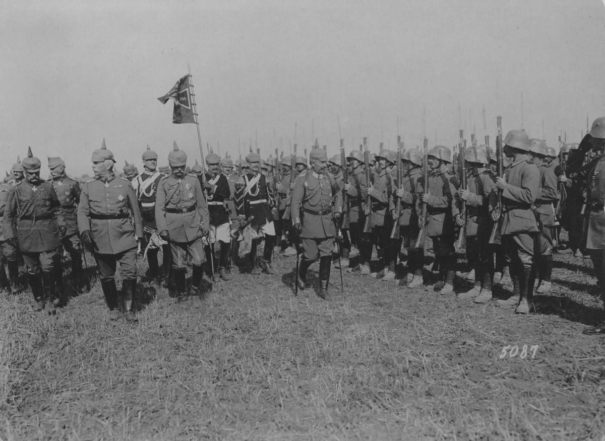 Kaiser Wilhelm II. besucht die deutschen Truppen in Rumänien, 1917