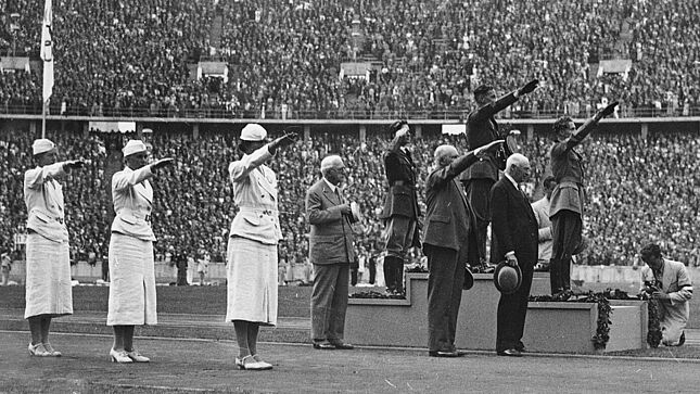 Siegerehrung im modernen Fünfkampf bei den Olympischen Sommerspielen 1936 in Berlin