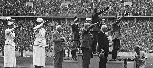 Siegerehrung im modernen Fünfkampf bei den Olympischen Sommerspielen 1936 in Berlin