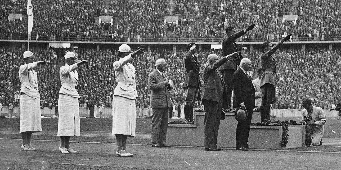Siegerehrung im modernen Fünfkampf bei den Olympischen Sommerspielen 1936 in Berlin, Quelle:
            BArch,&nbsp;Bild 183-G00825 /&nbsp;Stempka, Roman