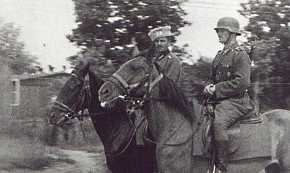 Zwei Soldaten auf ihren Pferden während eines Ritts im Lager.