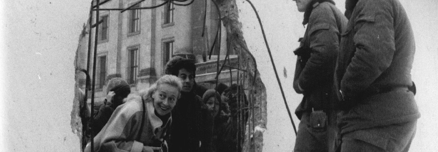 'Eine gute Durchsicht hat man zu beiden Seiten der Mauer am Brandenburger Tor, nachdem auch an dieser Stelle 'Mauerspechte' am Werk waren.' (Originaltitel des Allgemeinen Deutschen Nachrichtendienstes)
