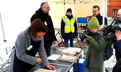 Mitarbeiterinnen und Mitarbeiter des Bundesarchivs an einem Tisch bei einer Notfallübung in Berlin-Lichterfelde