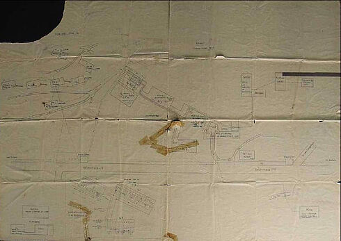 Geländeplan mit eingezeichneten und beschrifteten Wegen und Gebäuden