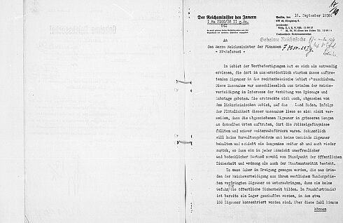 Doppelseite mit Maschinentext auf der rechten Seite, offiziellem Briefkopf, behördlichen Angaben, Stempel "Geheime Reichssache" und handschriftlichen Vermerken 