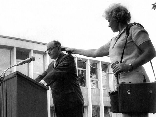 Tierpark-Direktor Heinrich Dathe hält bei der Eröffnung des Alfred-Brehm-Hauses eine Rede.