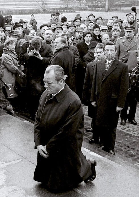 Bundeskanzler Willy Brandt kniet vor dem Ehrenmal für die Toten des Warschauer Ghettoaufstands nieder.
