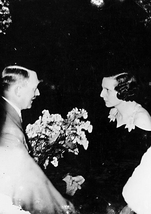 Adolf Hitler und Leni Riefenstahl während eines Empfanges.