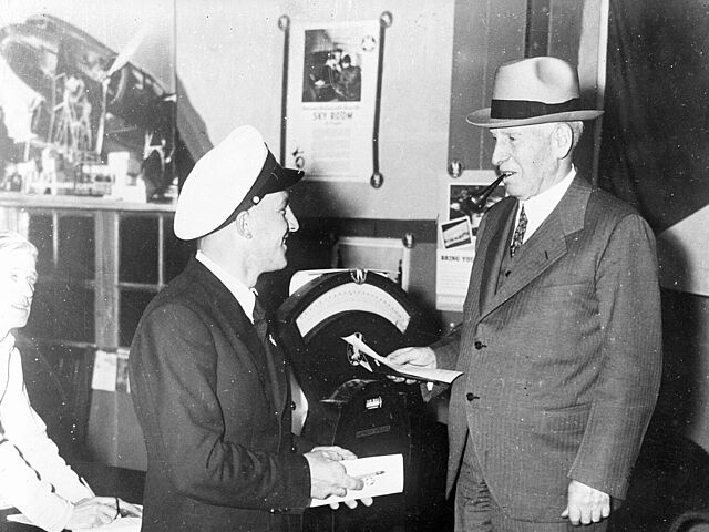 Col. Charles Bartley aus Chicago wird vor Antritt der Luftreise mit dem Luftschiff „Hindenburg“ im Flughafen Lakehurst mit seinem Gepäck gewogen.
