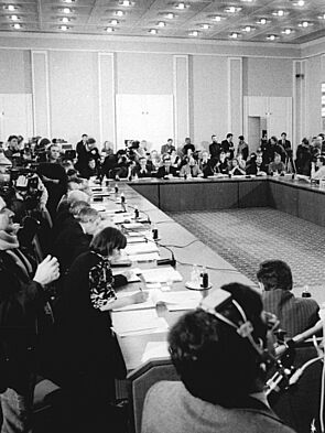 6. Sitzung des Zentralen Runden Tisches im Schloss Niederschönhausen am 9. Januar 1990