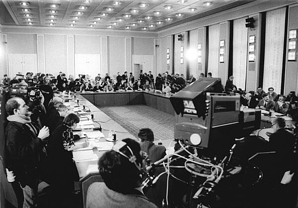 6. Sitzung des Zentralen Runden Tisches im Schloss Niederschönhausen am 9. Januar 1990