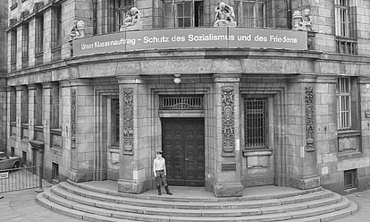 Ein Soldat des Wachregiments steht vor dem Haupteingang der Bezirksverwaltung Leipzig der Stasi.