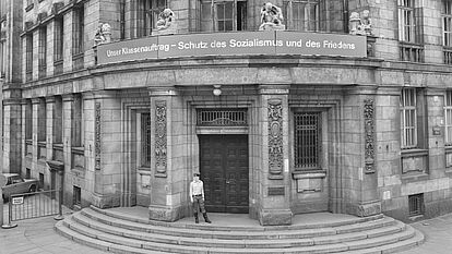 Ein Soldat des Wachregiments steht vor dem Haupteingang der Bezirksverwaltung Leipzig der Stasi.