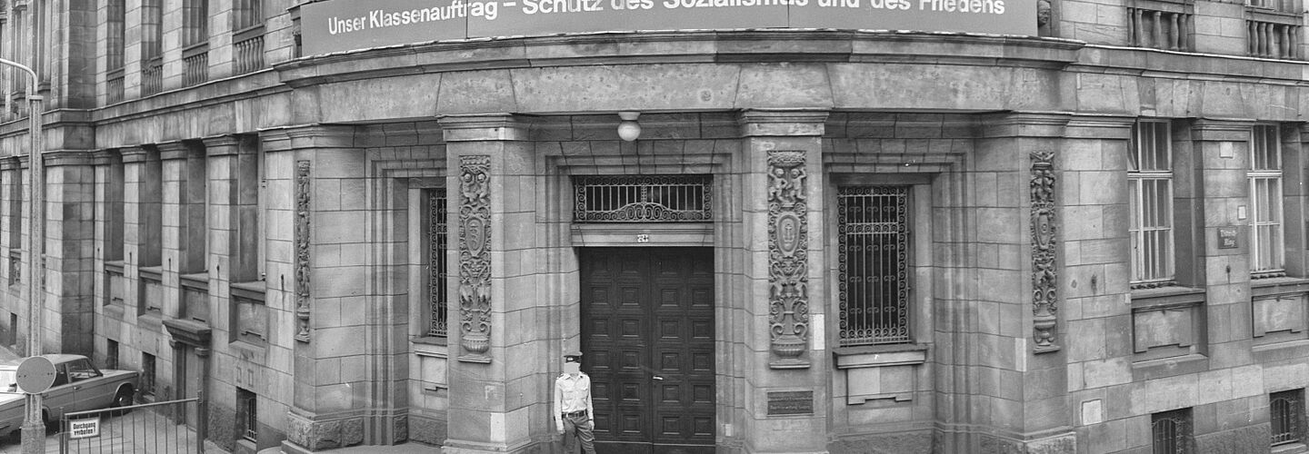 Ein Soldat des Wachregiments steht vor dem Haupteingang der Bezirksverwaltung Leipzig der Stasi.