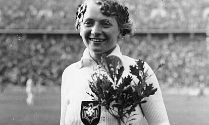 Die Speerwerferin Tilly Fleischer mit Siegerkranz und Olympia-Eiche