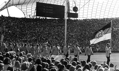 Die Olympioniken der DDR marschieren in das Olympiastadion in München ein.