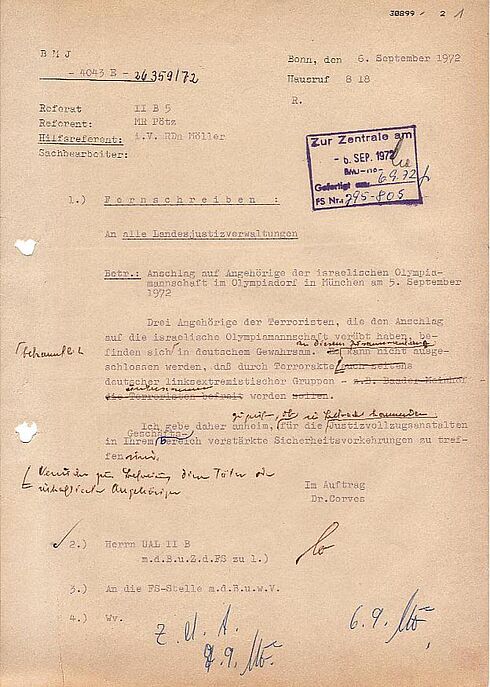 Entwurf eines maschinenschriftlichen Fernschreibens mit handschriftlichen Korrekturen, Stempel, Unterschriftskürzeln und Datumsangaben