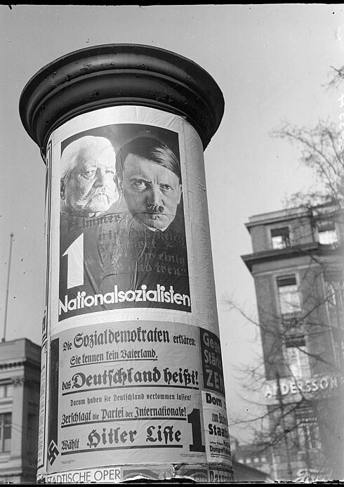 Auf dem Wahlplakat sind die Köpfe von Paul von Hindenburg und Adolf Hitler abgebildet.