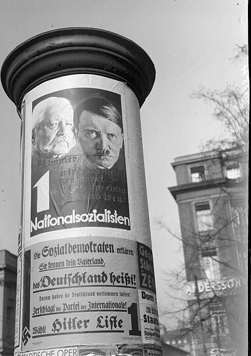 Auf dem Wahlplakat sind die Köpfe von Paul von Hindenburg und Adolf Hitler abgebildet.