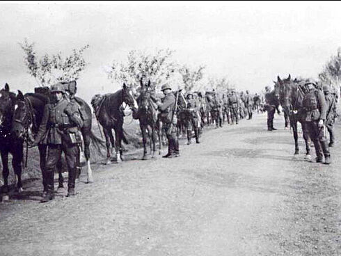 Ein Pferdetross der Aufklärungsabteilung 157 während einer Marschpause.