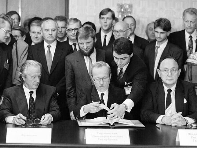 Bild wie DDR-Ministerpräsident Lothar de Maizière unterzeichnet den 2+4-Vertrag, Moskau 12. September 1990 