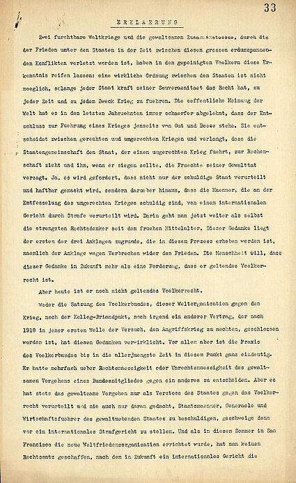 Auf dem Dokument ist die Erklärung der Verteidiger beim Nürnberger Prozess zur Rechtmäßigkeit des Verfahrens zu lesen.