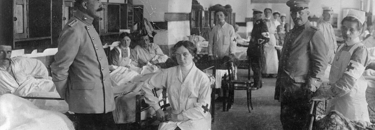 Krankenschwestern und Soldaten im Bettensaal eines Lazaretts in Belgien