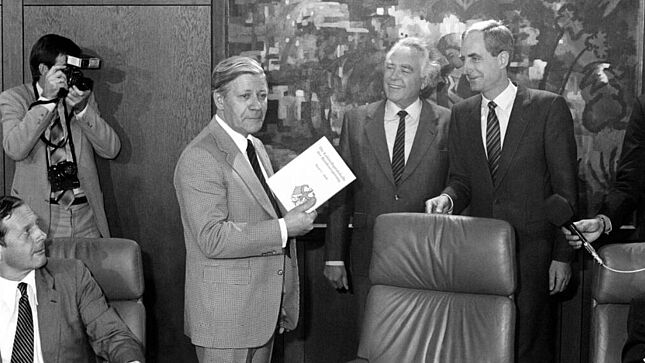 Bild von Helmut Schmidt am 29. September 1982 mit der Edition 'Kabinettsprotokolle'
