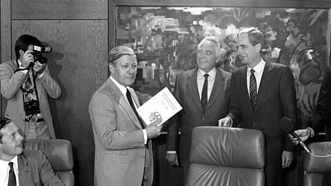 Bild von Helmut Schmidt am 29. September 1982 mit der Edition "Kabinettsprotokolle"
