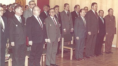 Hans Linke (1. Reihe, vierter von rechts) bei einer Dienstveranstaltung in der BV Suhl