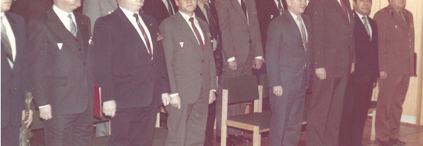Hans Linke (1. Reihe, vierter von rechts) bei einer Dienstveranstaltung in der BV Suhl
