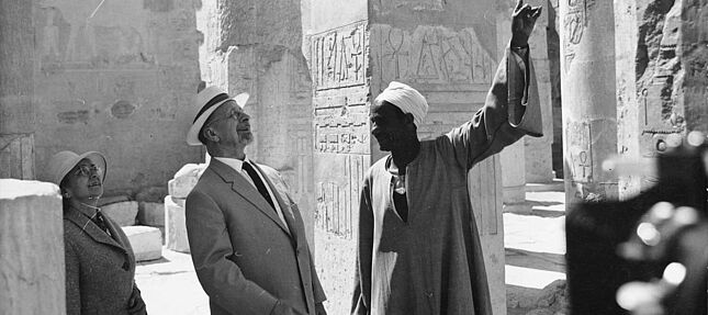 Ein Araber gibt dem Staatsratsvorsitzenden Walter Ulbricht (links) Erläuterungen im Tal der Könige.