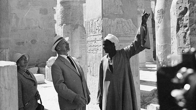 Ein Araber gibt dem Staatsratsvorsitzenden Walter Ulbricht (links) Erläuterungen im Tal der Könige.