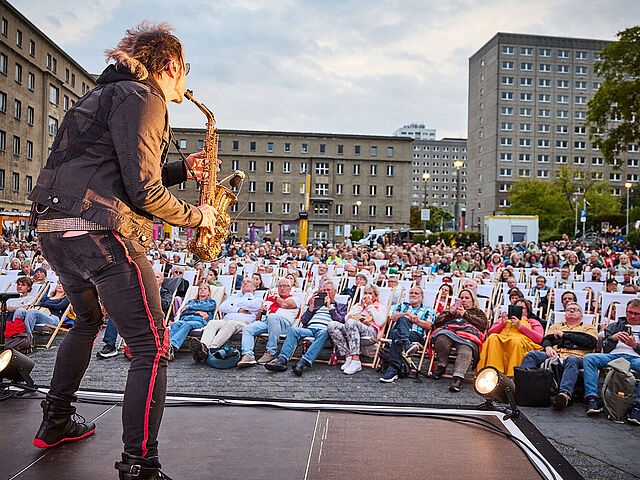 Panikorchester-Saxophonist Noah Fischer spielt sein Instrument vor der Vorführung von „Die Akte Lindenberg - Udo und die DDR“ beim Campus-Kino 2026 Panikorchester-Saxophonist Noah Fischer spielt sein Instrument vor der Vorführung von „Die Akte Lindenberg - Udo und die DDR“ beim Campus-Kino 2026