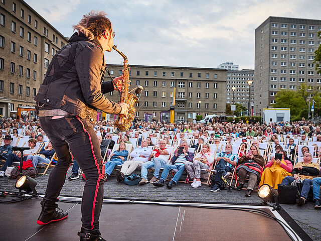Panikorchester-Saxophonist Noah Fischer spielt sein Instrument vor der Vorführung von „Die Akte Lindenberg - Udo und die DDR“ beim Campus-Kino 2026 Panikorchester-Saxophonist Noah Fischer spielt sein Instrument vor der Vorführung von „Die Akte Lindenberg - Udo und die DDR“ beim Campus-Kino 2026