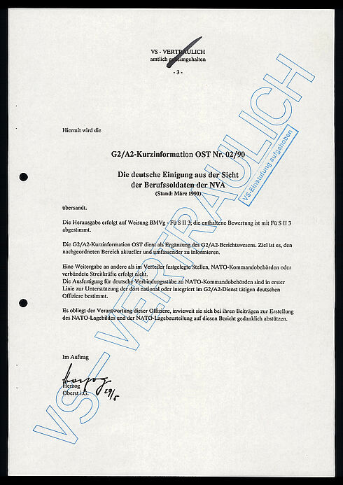Maschinengeschriebenes Dokument mit den Hinweisen „VS-Vertraulich“ und „VS-Einstufung aufgehoben“