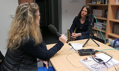 Dagmar Hovestädt, Sprecherin des Bundesbeauftragten, im Gespräch mit Autorin und Künstlerin Caroline Labusch.