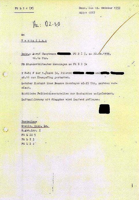 maschinengeschriebene Notiz mit Sätzen im Telegrammstil und geschwärzten Personennamen